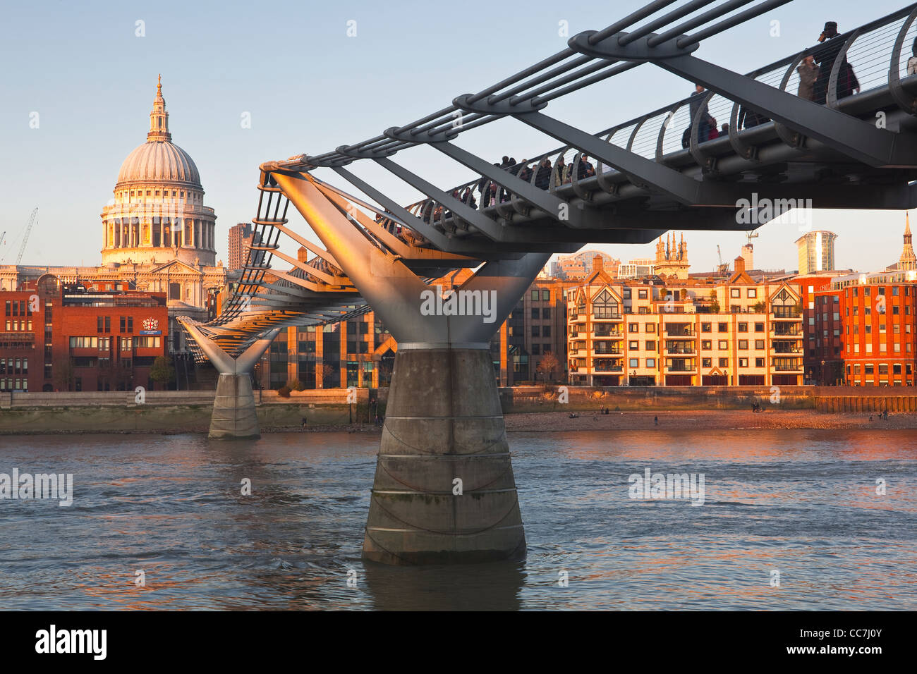 Die Millennium Bridge in London, England, Vereinigtes Königreich. Stockfoto