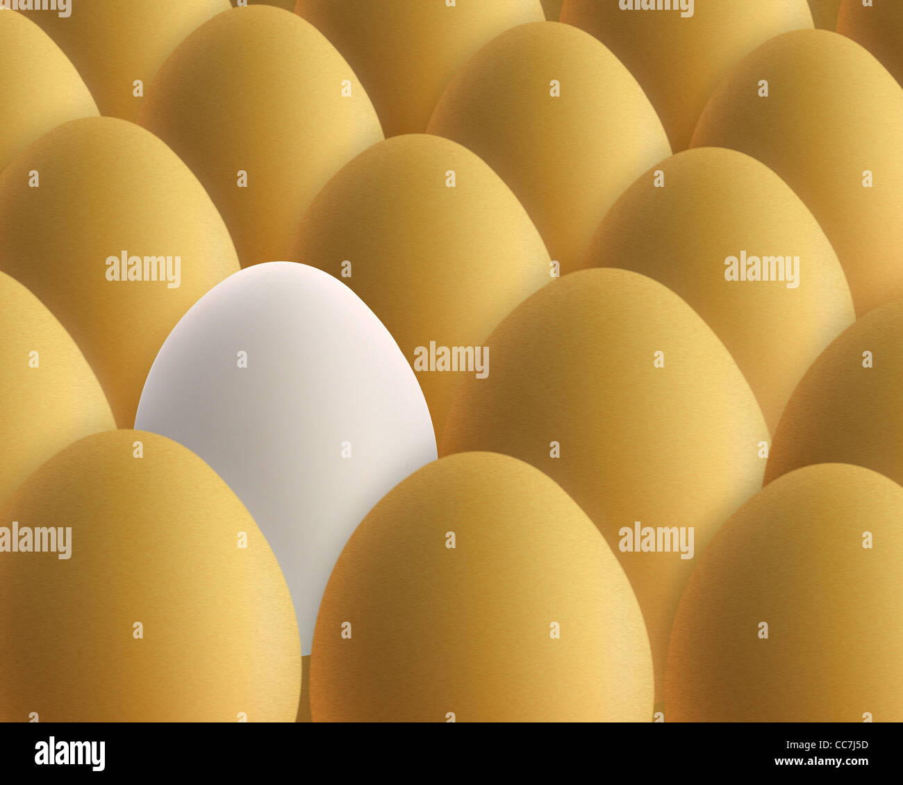 einzigartige weißes Ei zwischen den goldenen Eiern Stockfoto