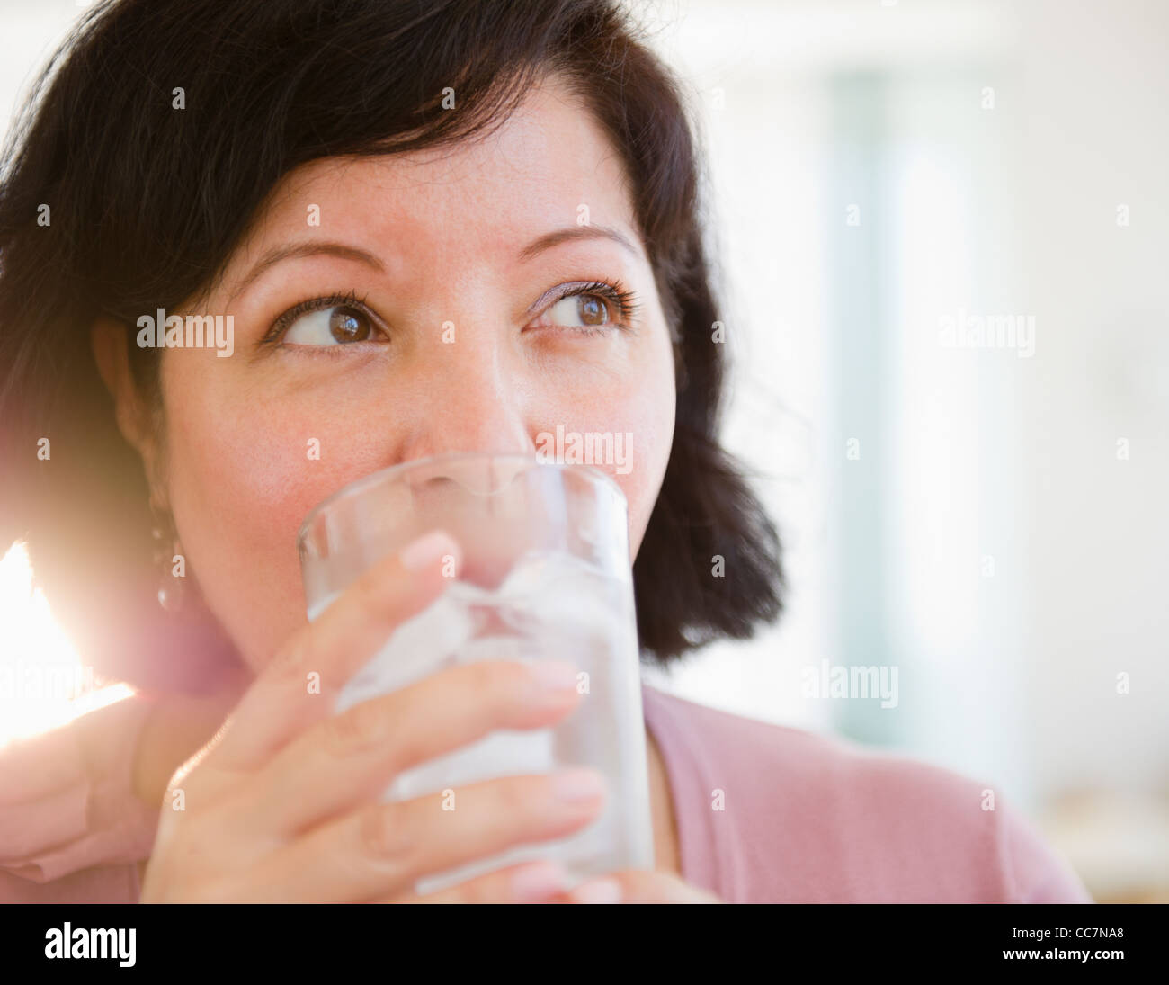 Hispanic Frau Trinkwasser Stockfoto