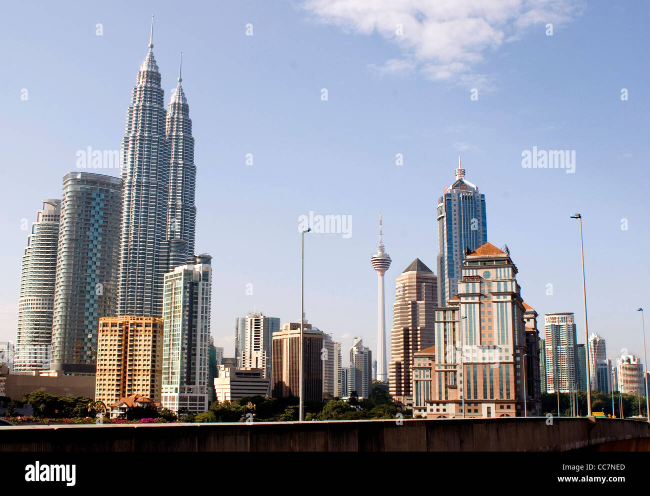 Blick auf die Skyline von Kuala Lumpur auf Autobahn Stockfoto