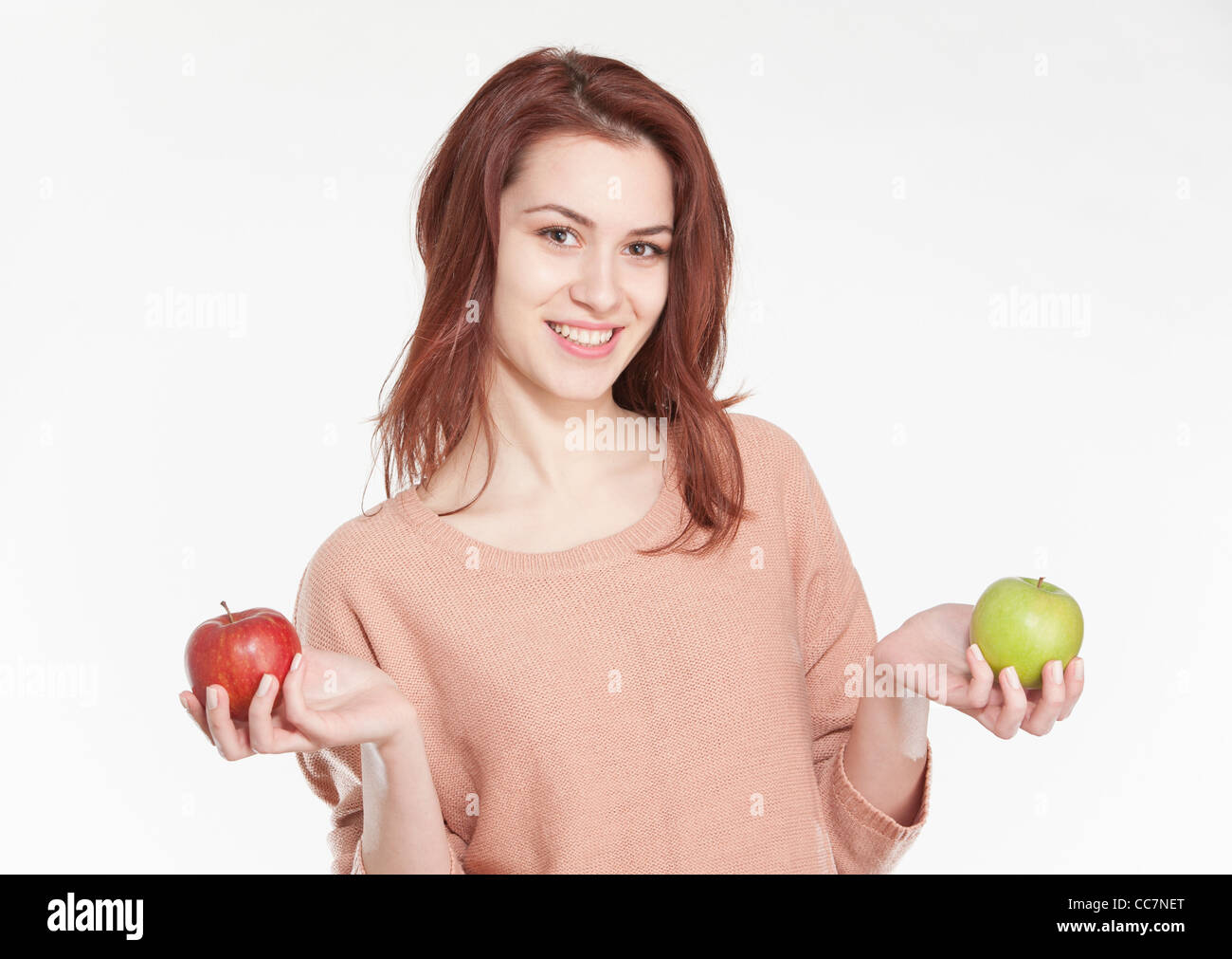 Junge Frau halten zwei Äpfel Stockfoto