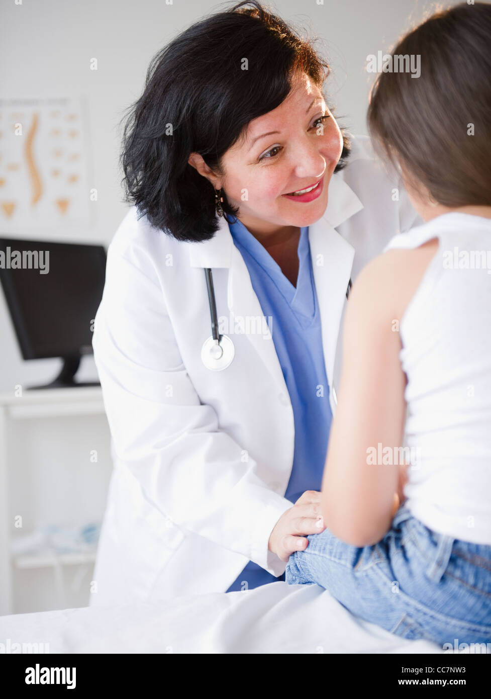 Hispanische Arzt im Gespräch mit Patienten Stockfoto