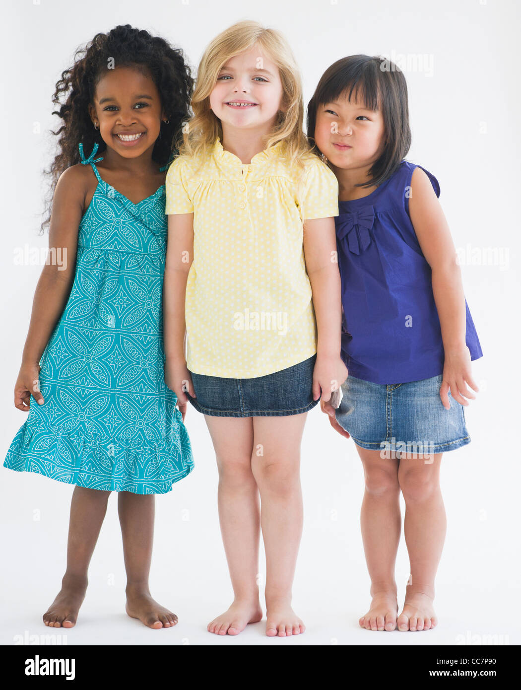 Lächelnde Mädchen zusammenstehen Stockfoto
