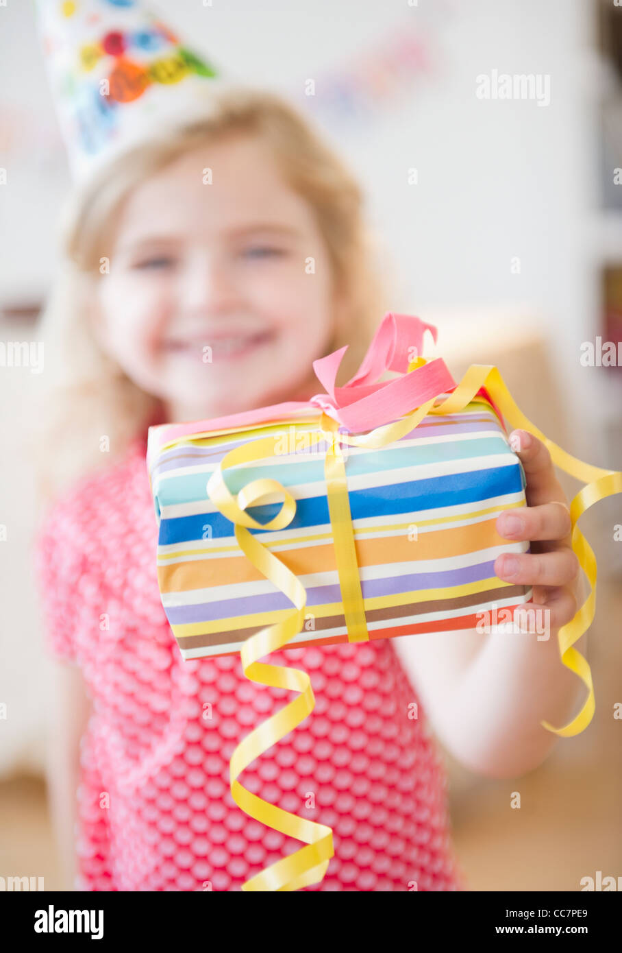 Kaukasische Mädchen halten Geburtstagsgeschenk Stockfoto