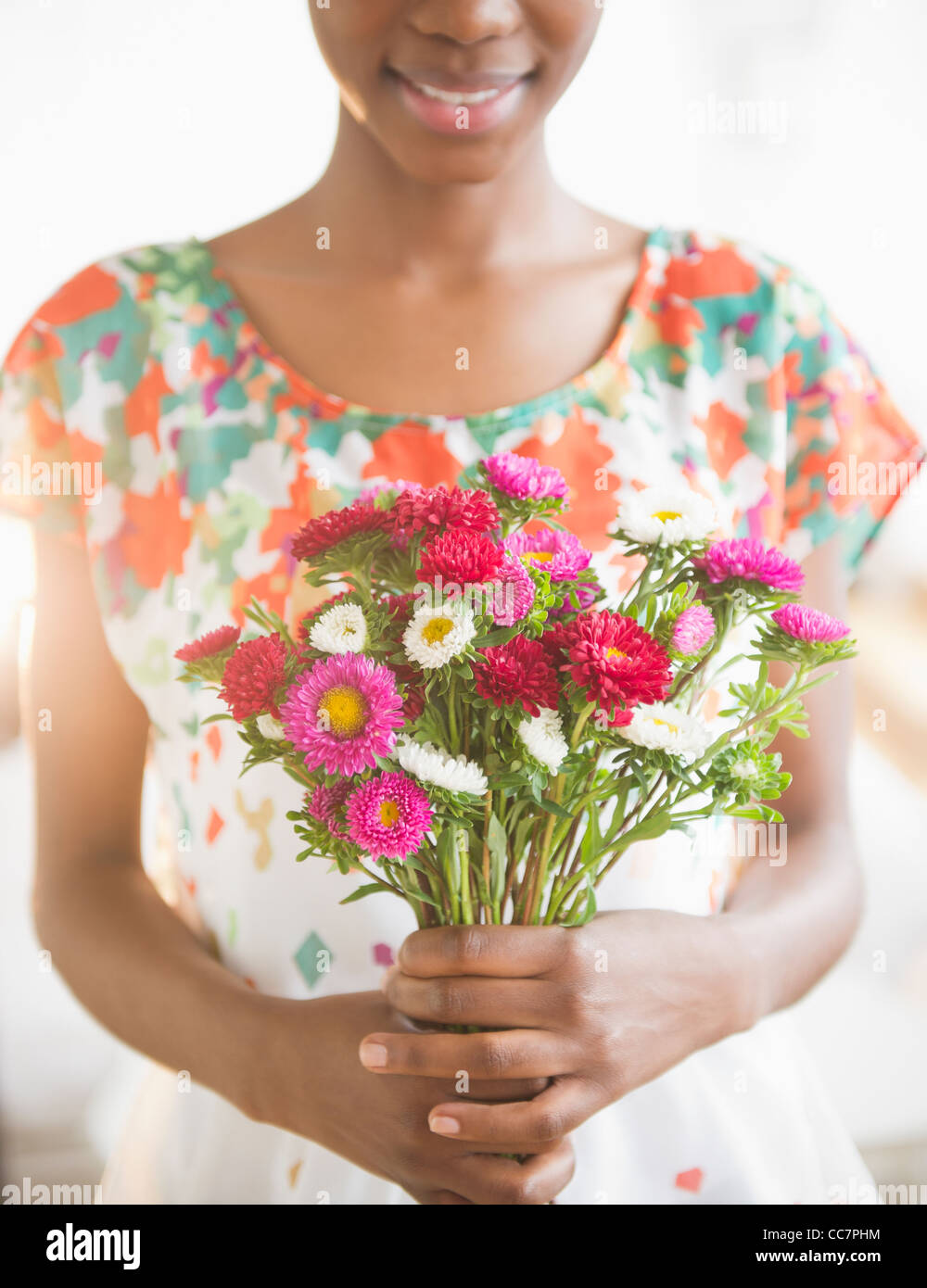 Schwarze Frau mit Blumenstrauss Stockfoto