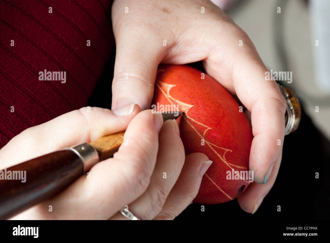 Hände, die ein Ei in der polnischen Tradition der Pisanki Ätzen Stockfoto
