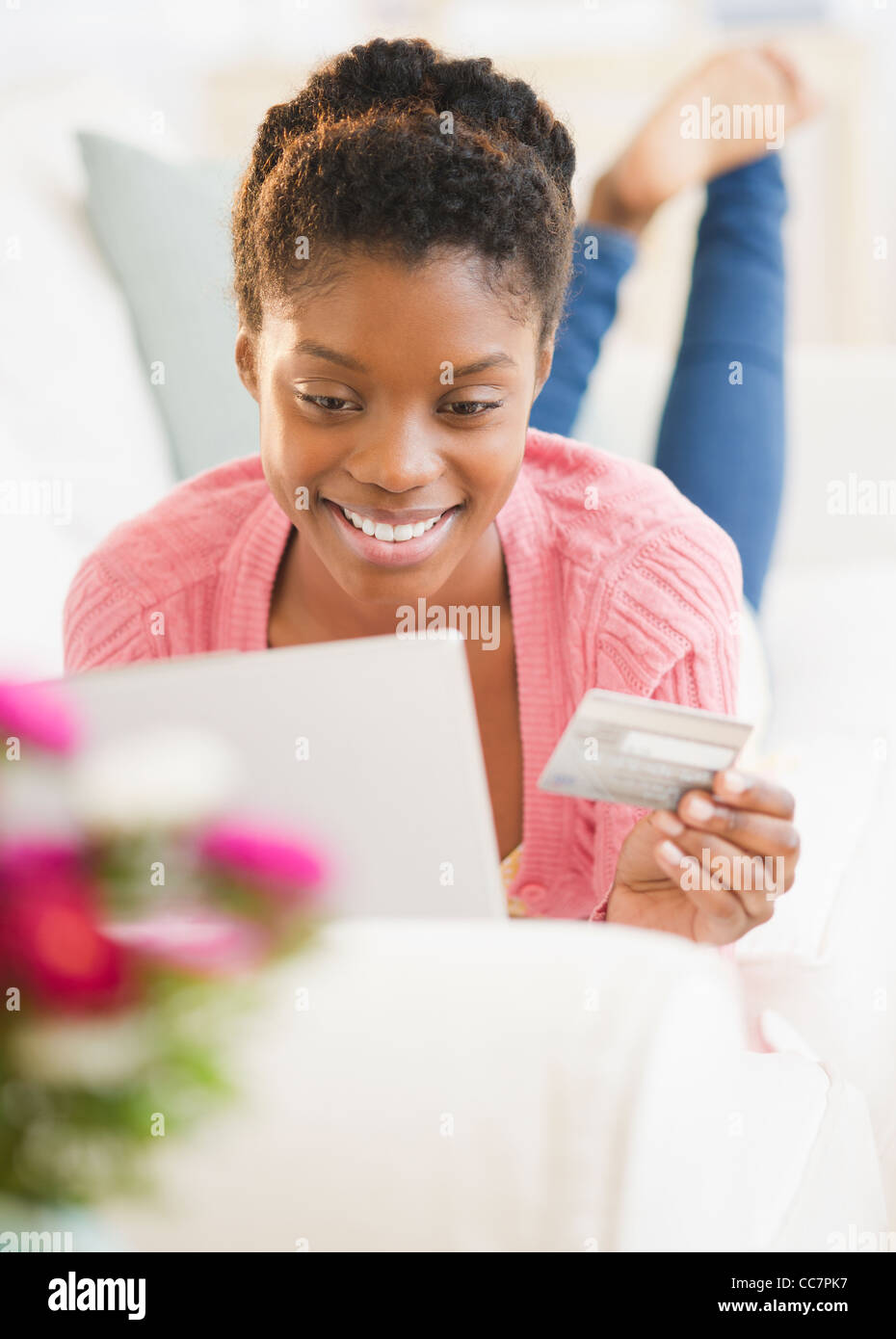 Schwarze Frau, Online-shopping mit Kreditkarte Stockfoto