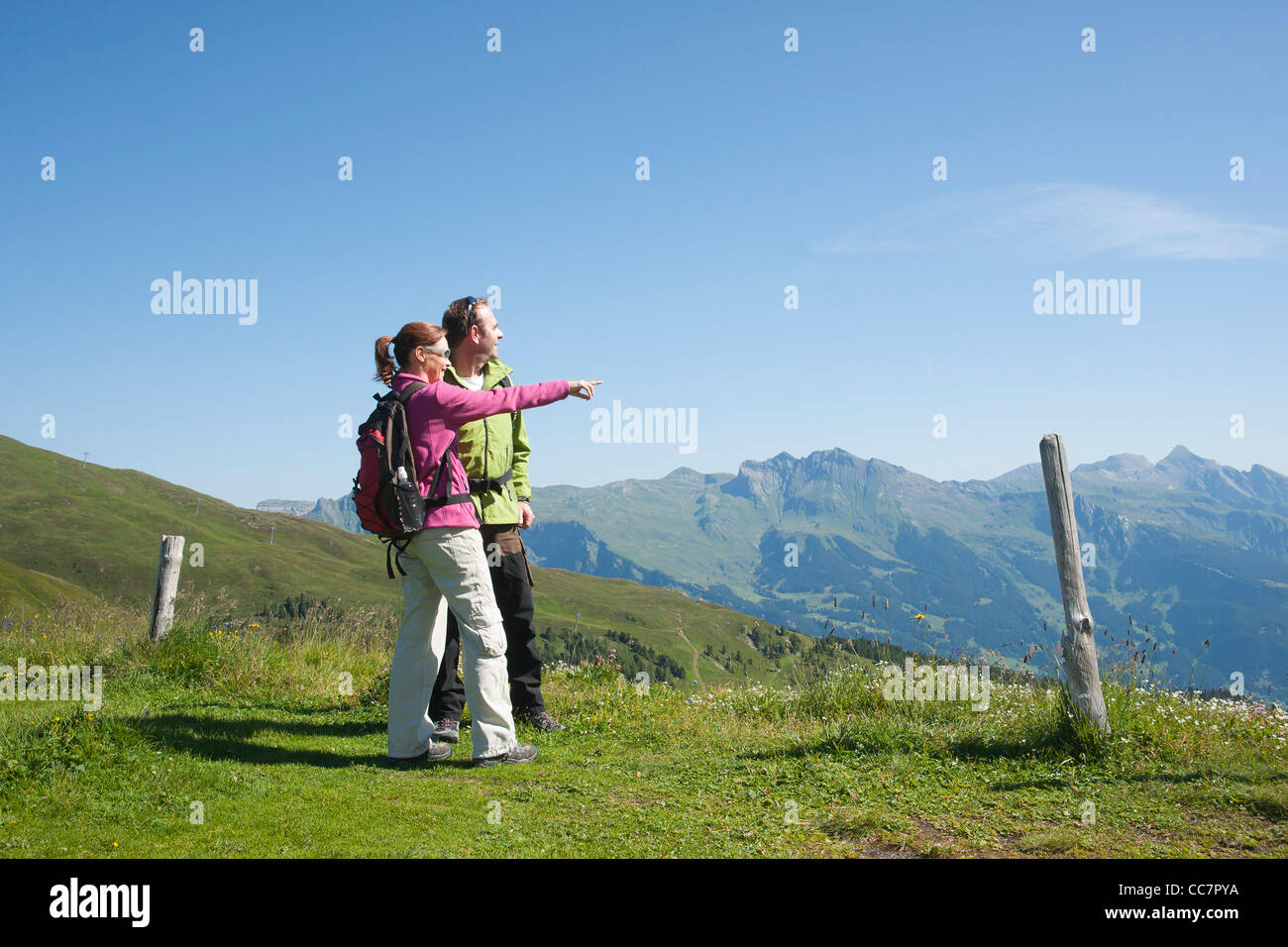 Paar betrachten, Berner Oberland, Schweiz Stockfoto