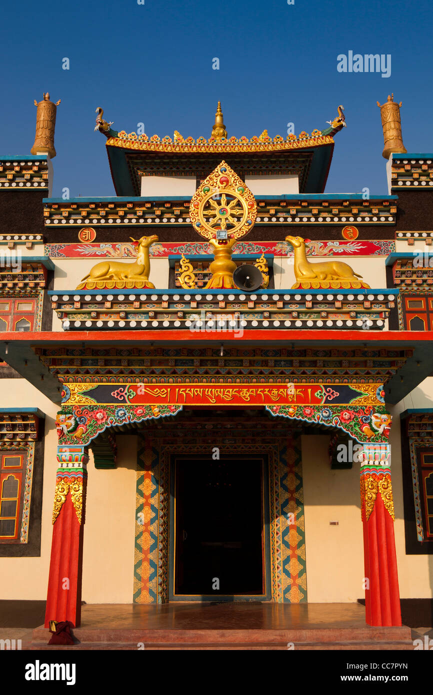 Indien, Arunachal Pradesh, Dirang, erbaute neu buddhistische Gompa Tür im Morgengrauen Stockfoto