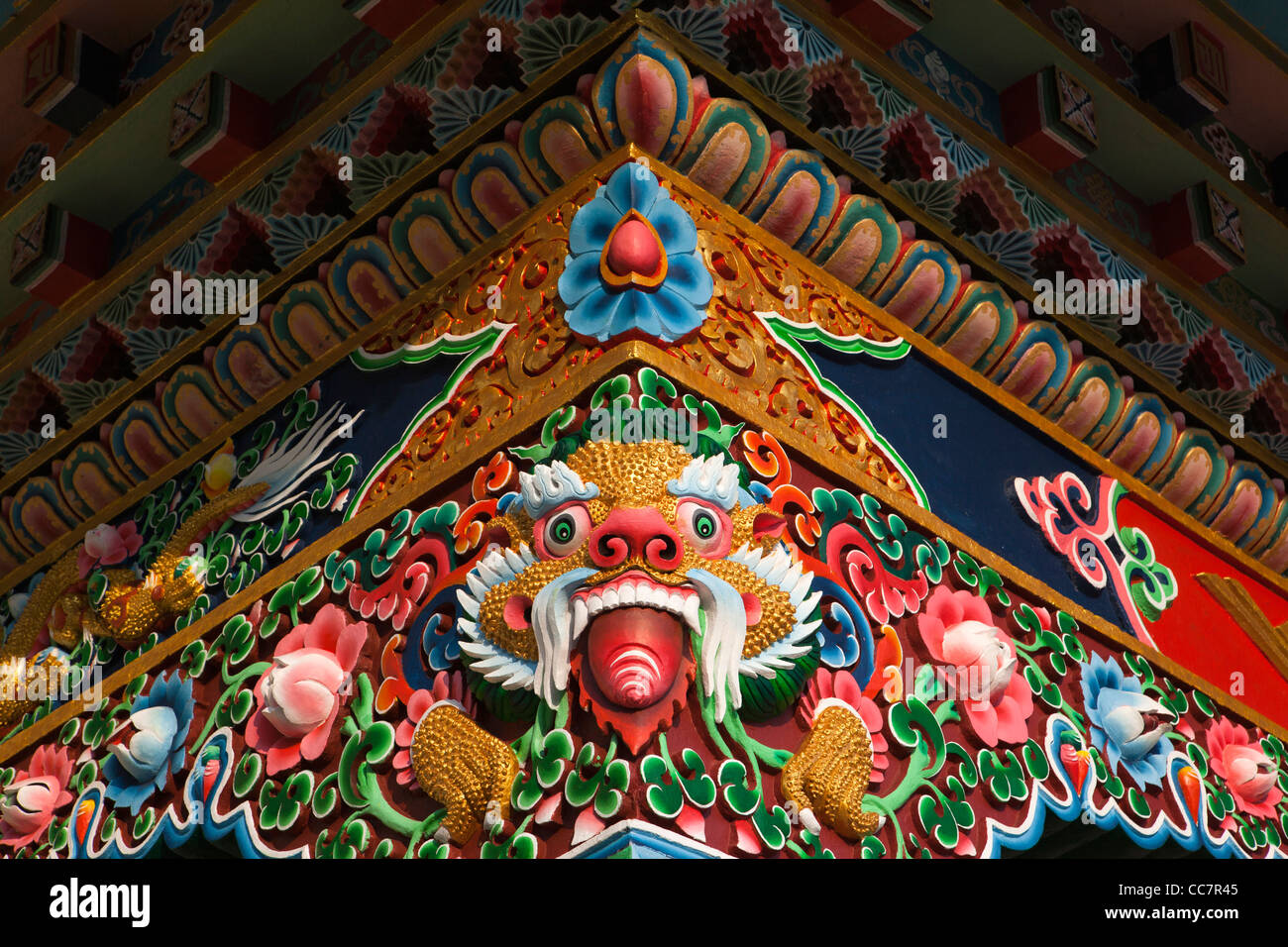 Indien, Arunachal Pradesh, Dirang, bunte Säule des neu errichteten buddhistischer Gompa Tür Stockfoto