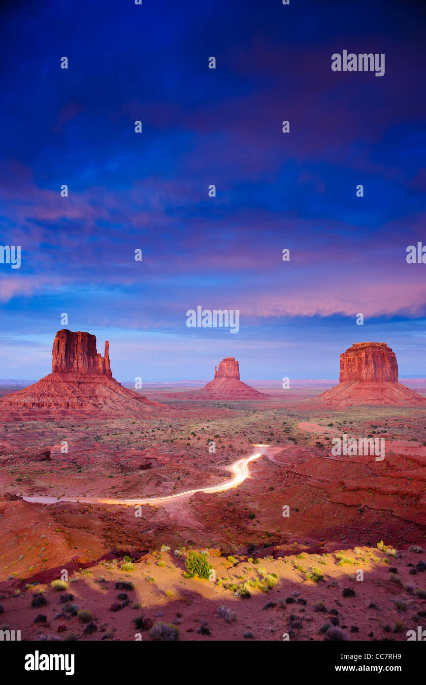 Monument Valley in der Dämmerung nach Sonnenuntergang, Utah, USA Stockfoto