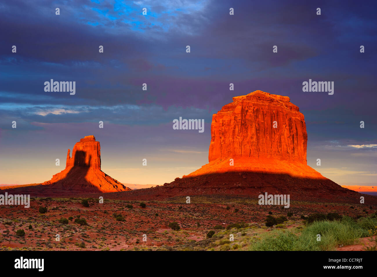 Monument Valley bei Sonnenuntergang, Utah, USA Stockfoto