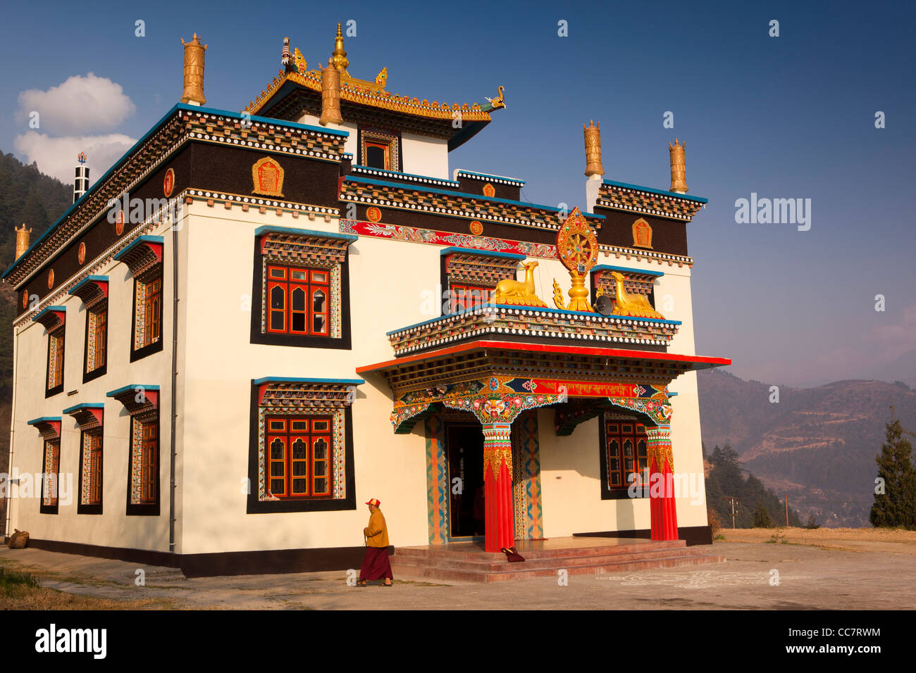 Indien, Arunachal Pradesh, Dirang, erbaute neu buddhistische Gompa Tür im Morgengrauen Stockfoto
