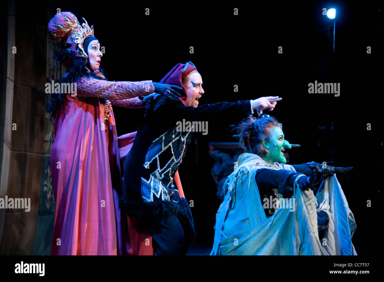 Drei "bösen" Charaktere in einer Amateur-Theater-Pantomime-Version der Legende von Robin Hood, Aberystwyth Arts Centre Wales UK Stockfoto