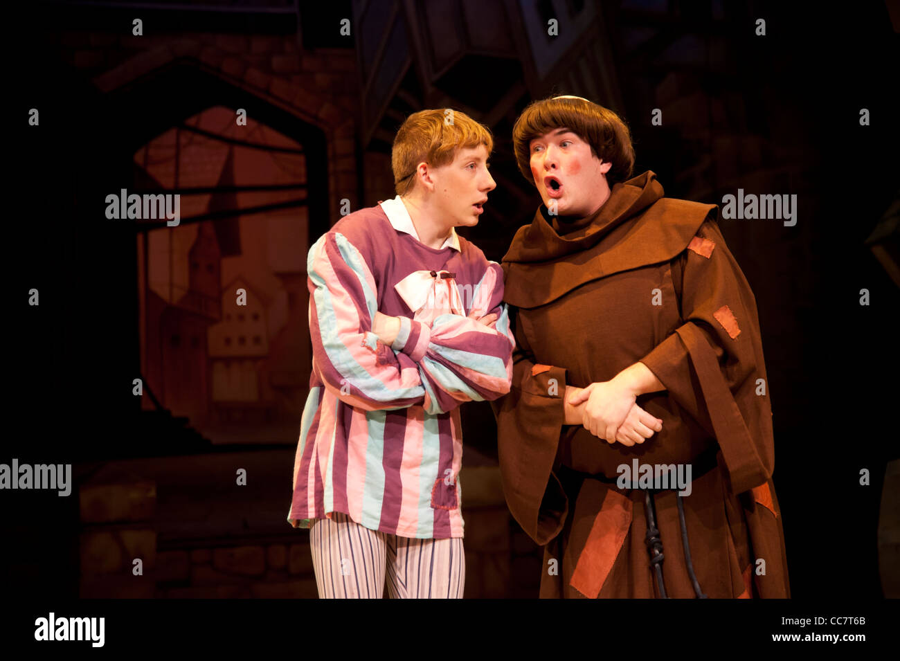 Simple Simon und Bruder Tuck in einer Amateur-Theater-Pantomime-Version von die Legende von Robin Hood, Aberystwyth Arts Centre Wales Stockfoto