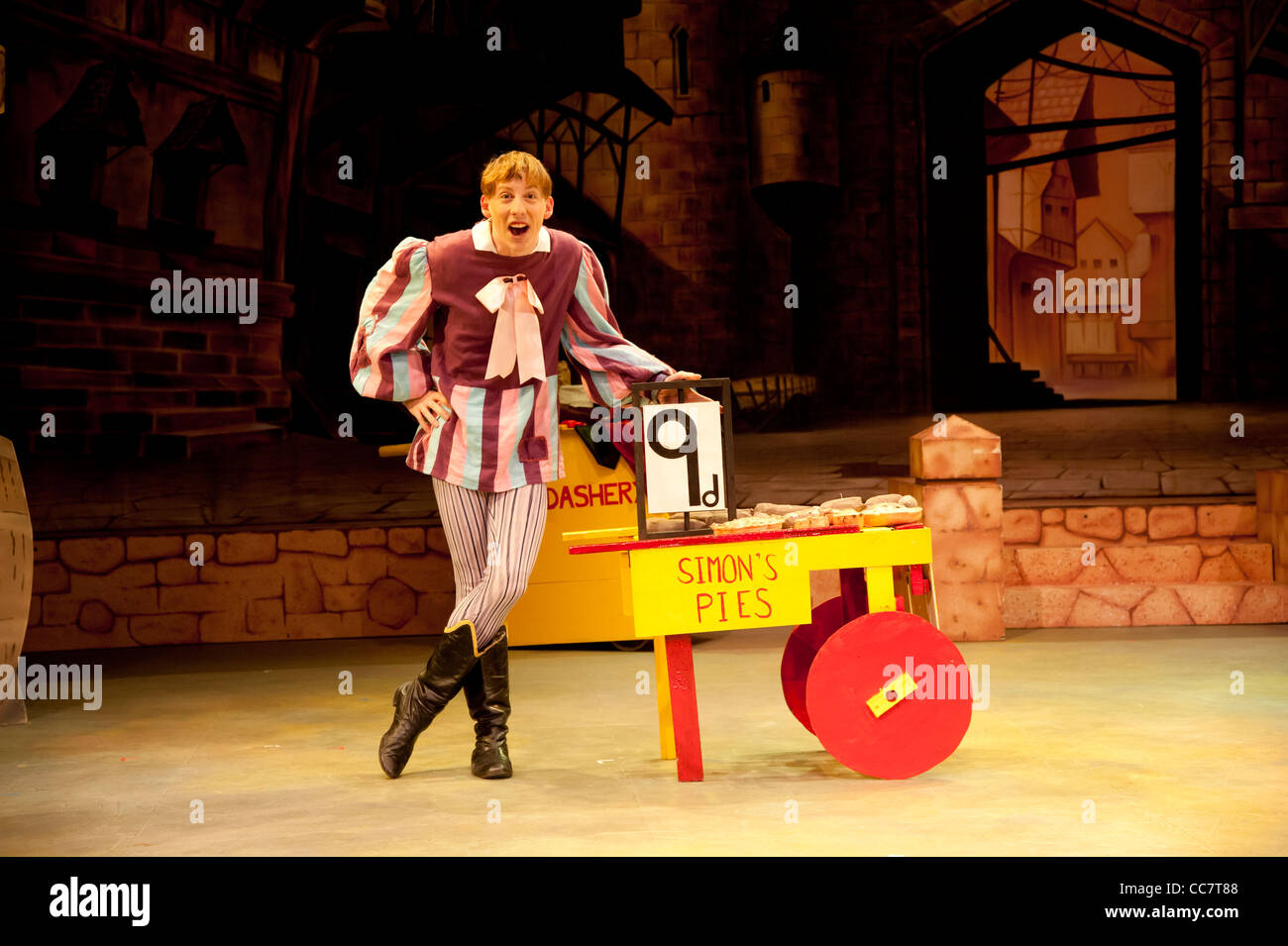 "Simple Simon" in einer Amateur-Theater-Pantomime-Version der Legende von Robin Hood, Aberystwyth Arts Centre Wales UK Stockfoto