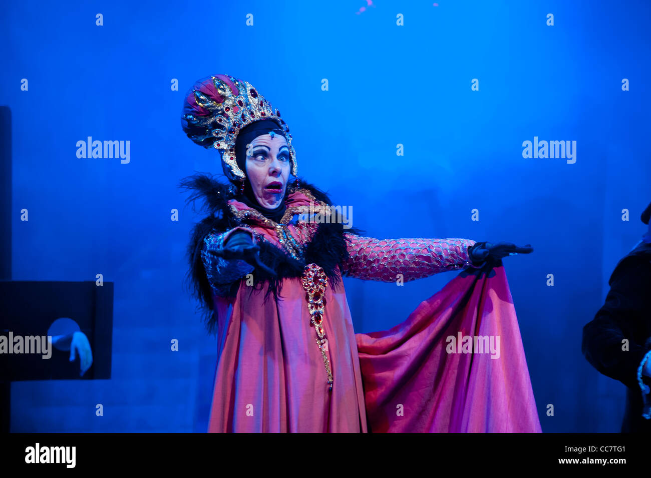 Die böse Stiefmutter in einer Amateur-Theater-Pantomime-Version der Legende von Robin Hood, Aberystwyth Arts Centre Wales UK Stockfoto