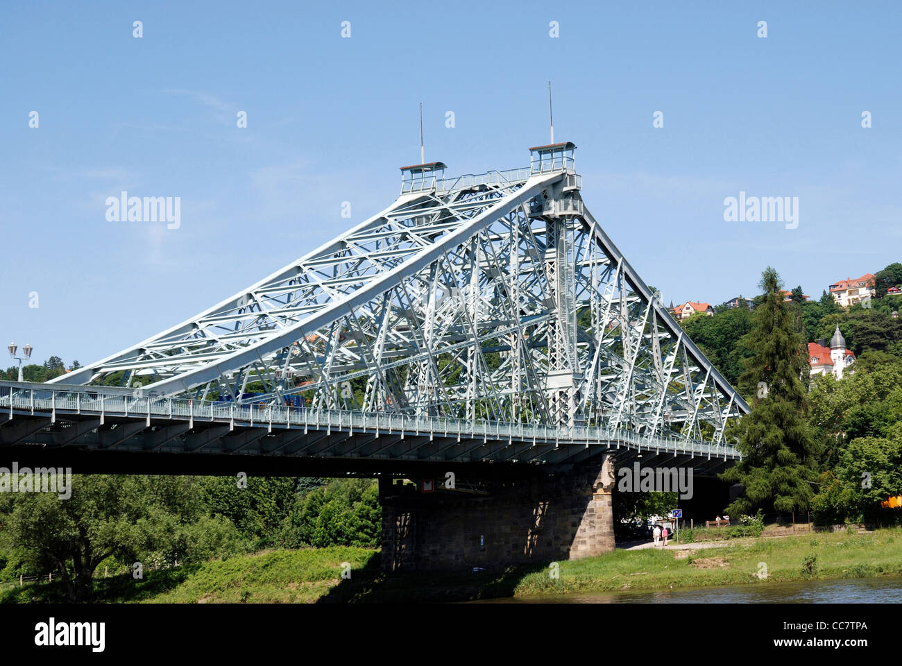 Brücke Loschwitzer Bruecke an der Elbe in Dresden Stockfoto
