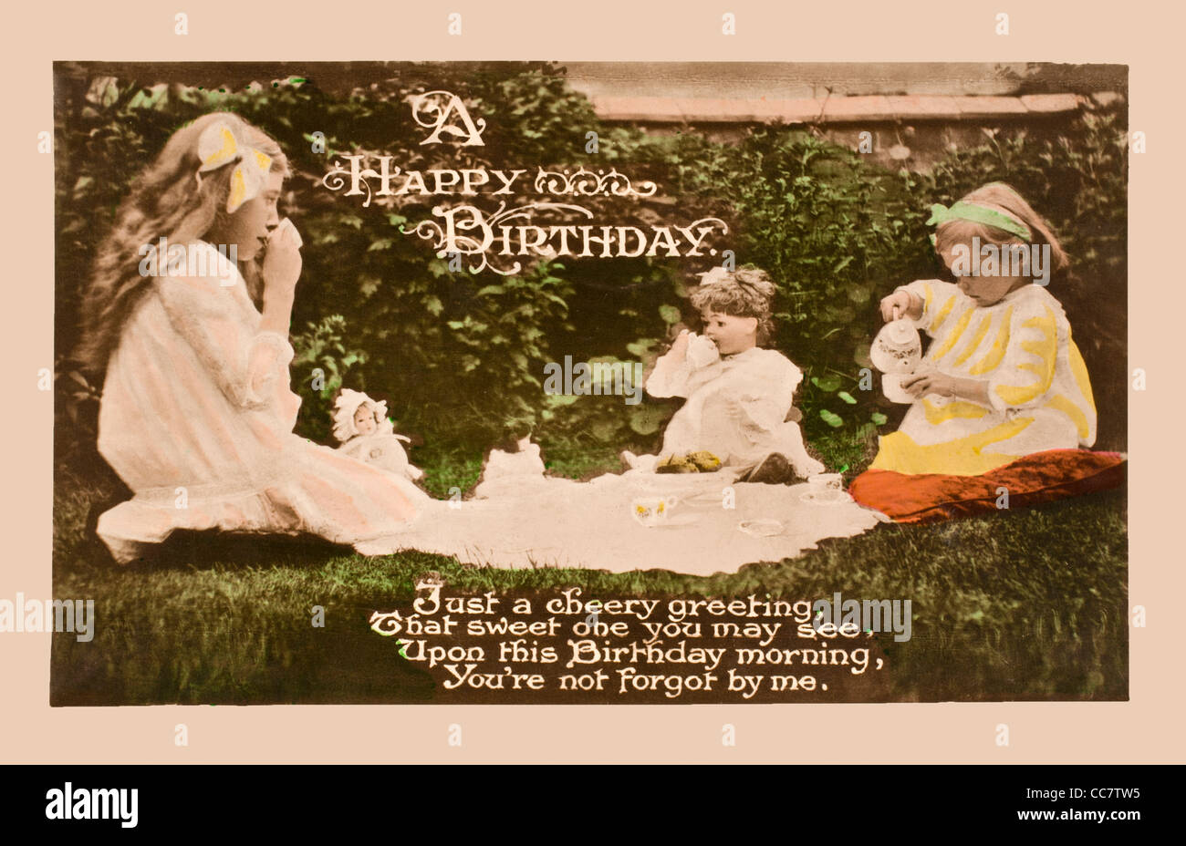 20er Jahre Geburtstagskarte in Form einer Postkarte. Handgemalte Bild  Mädchen mit Puppen-Tee-Party Stockfotografie - Alamy