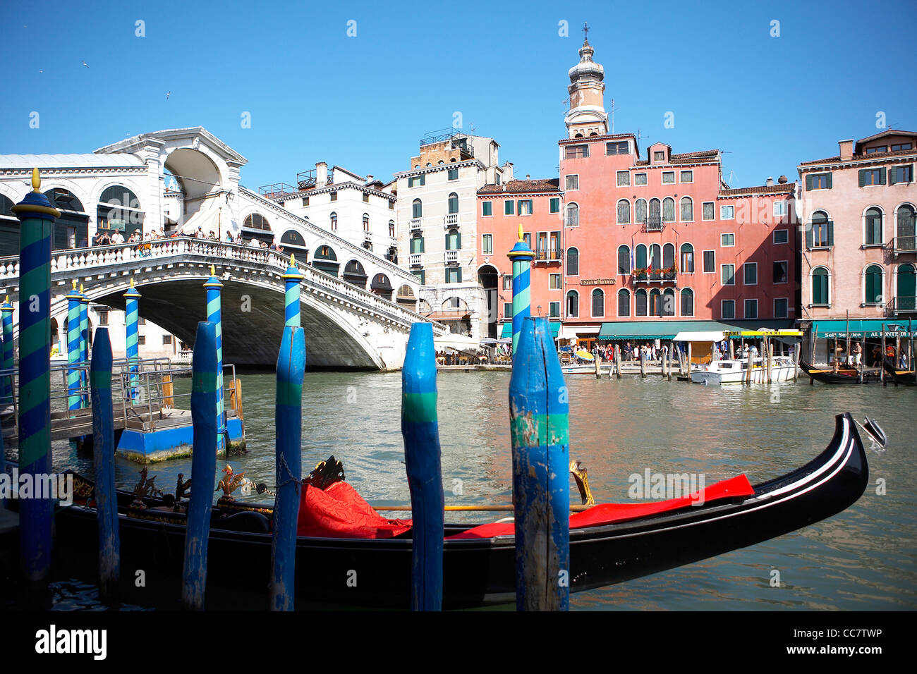 VENEDIG-ANSICHTEN MIT GONDEL RIALTO-BRÜCKE Stockfoto