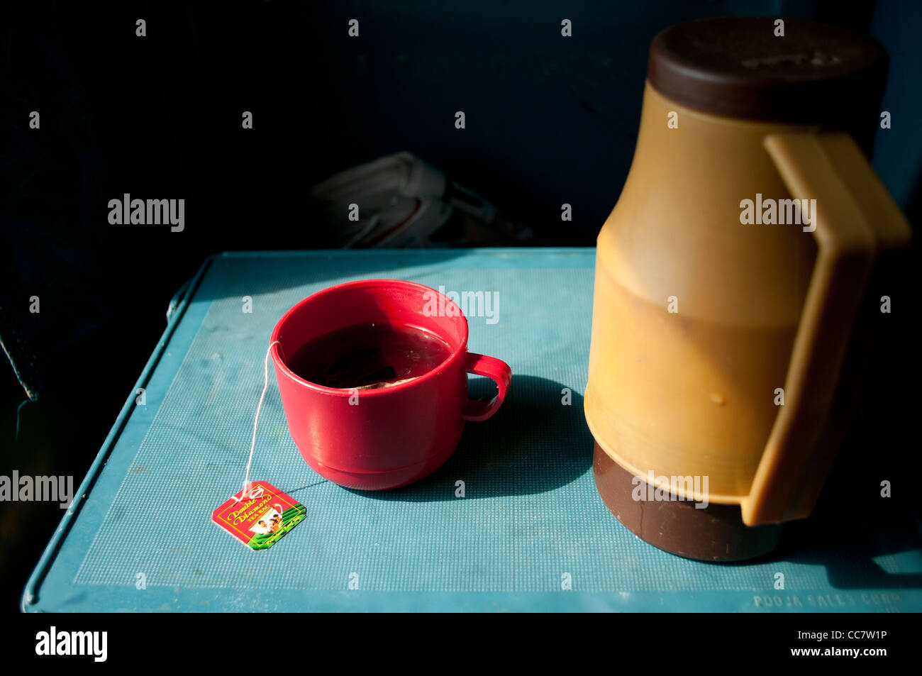Tasse Tee und Teekanne in indischen Zug Stockfoto
