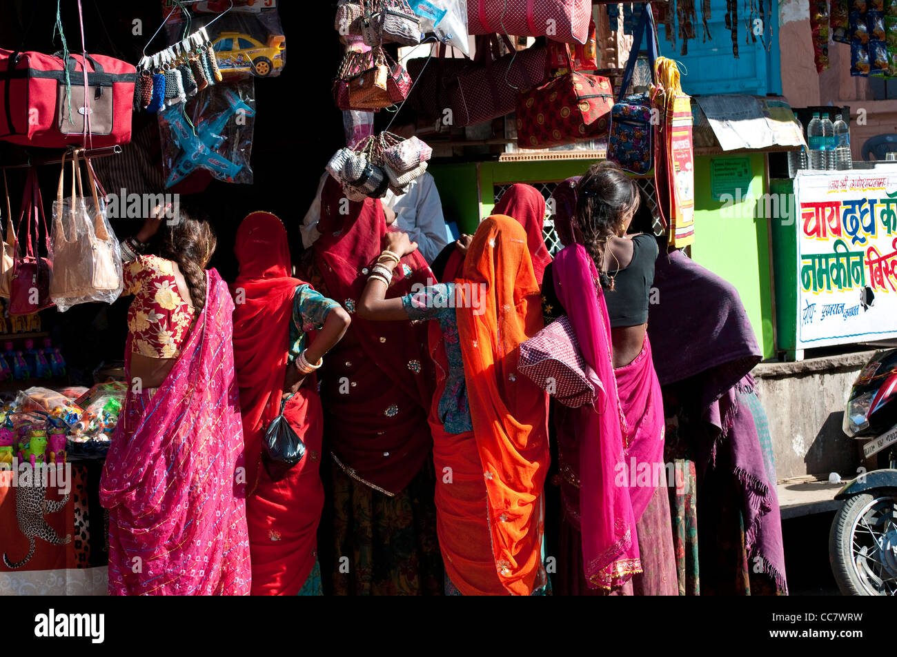 Frauen in Saris Pauken vor einem Geschäft, Pushkar, Rajasthan, Indien Stockfoto