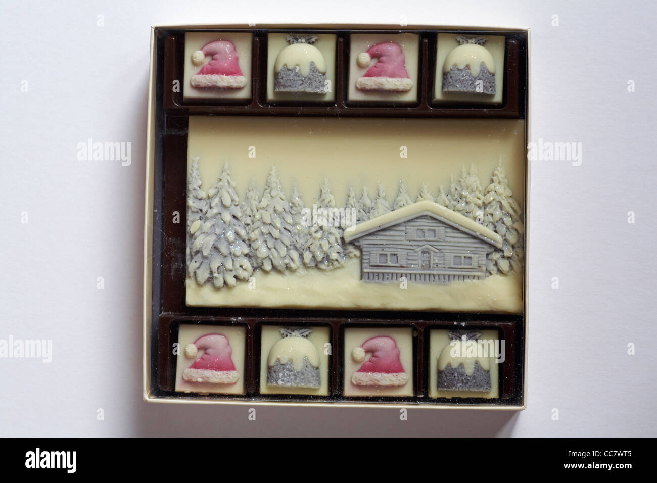 Choconchoc Luxus weißer belgischer Schokolade dekoriert mit Weihnachtsartikel und genießbare Glitter in Feld hausgemachte dekorierte Schokolade isoliert auf weißem Stockfoto