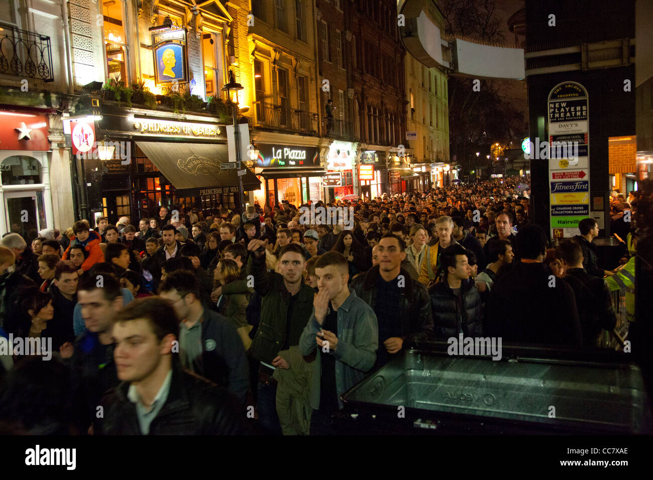 Massen verlassen Embankment Tube Station an Silvester Stockfoto