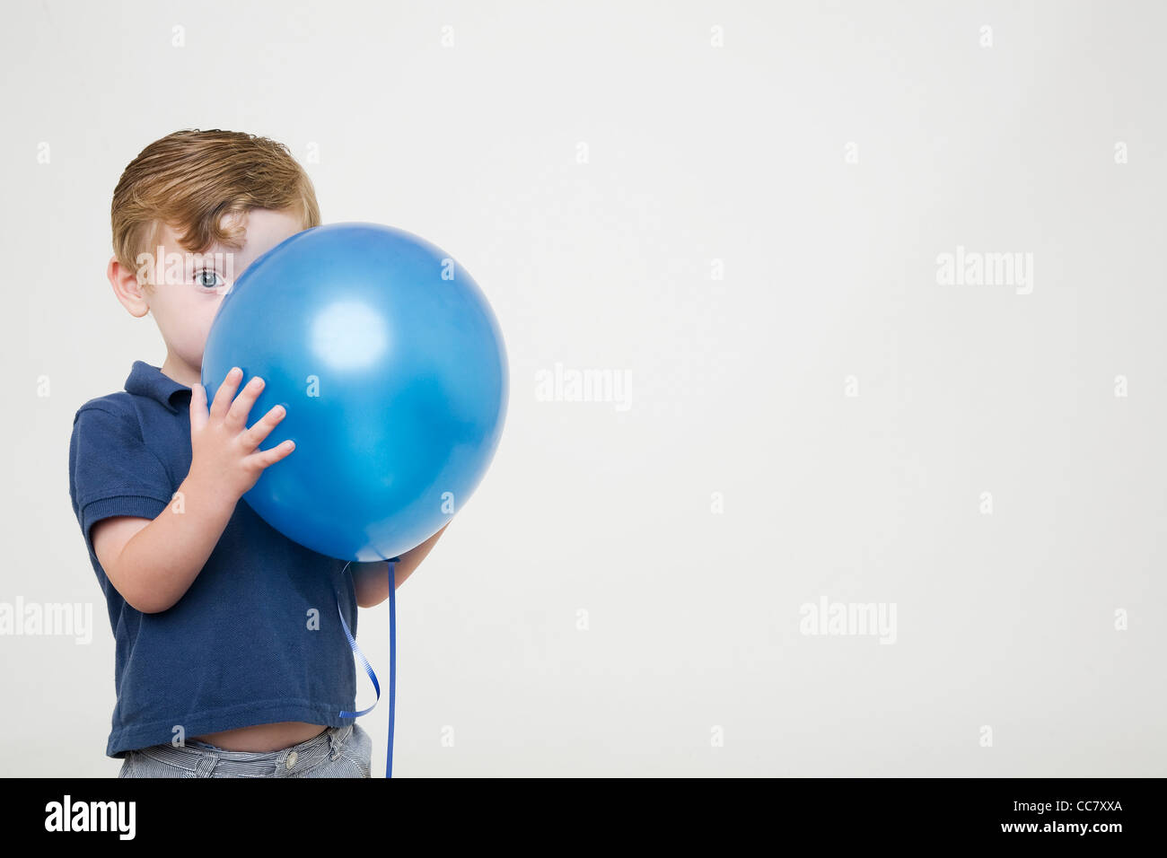 Kleiner Junge spielt mit Ballon Stockfoto