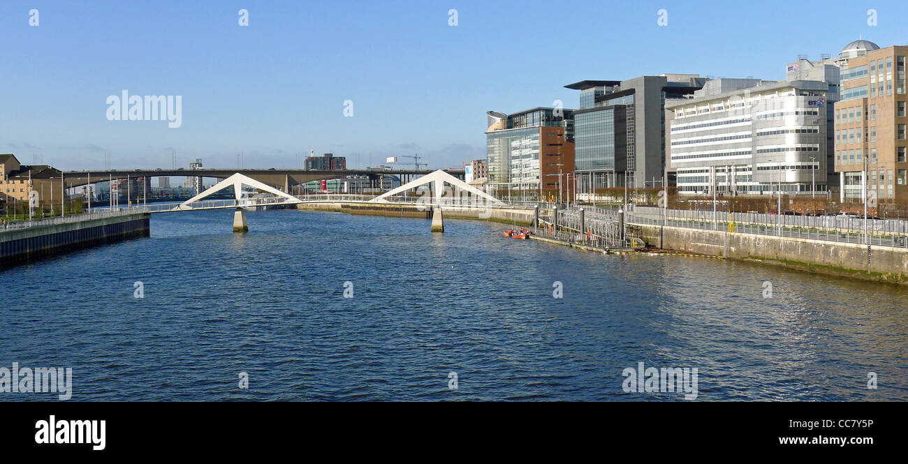 Eine Reihe von Gebäuden auf beiden Seiten des Tradeston-Fußgängerbrücke am Atlantik Quay auf dem Fluss Clyde in Glasgow Stockfoto