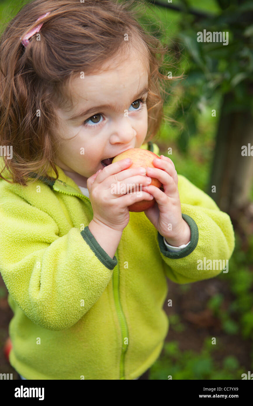 Mädchen bei Apple Farm, Hood River County, Oregon, USA Stockfoto