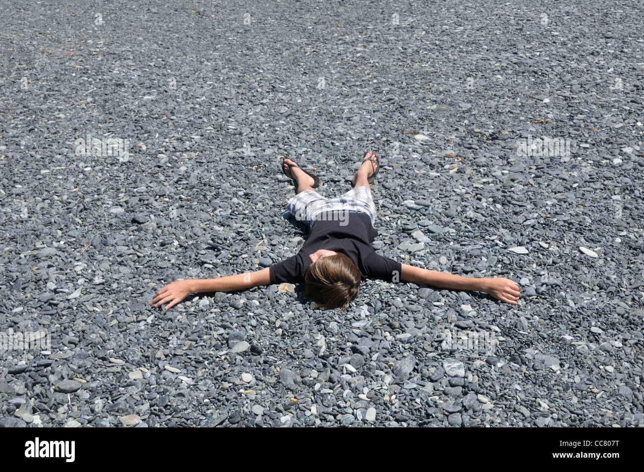 Junge liegend auf dem Boden, Korsika, Frankreich Stockfoto