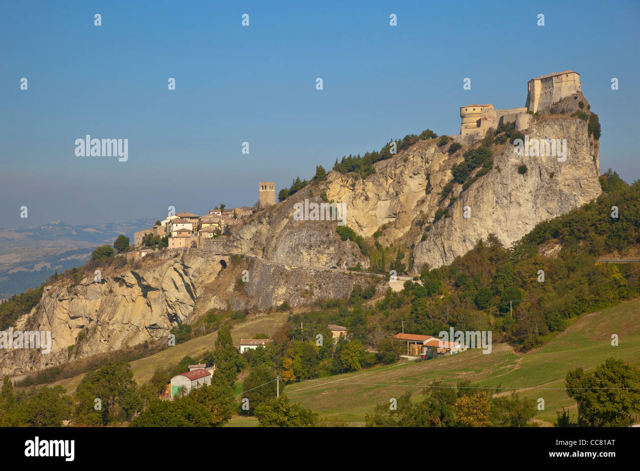 San Leo, ein mittelalterliches Dorf mit Schloss, gebaut auf steinigen Felsen, Emilia-Romagna, Italien, AGPix 1993 Stockfoto