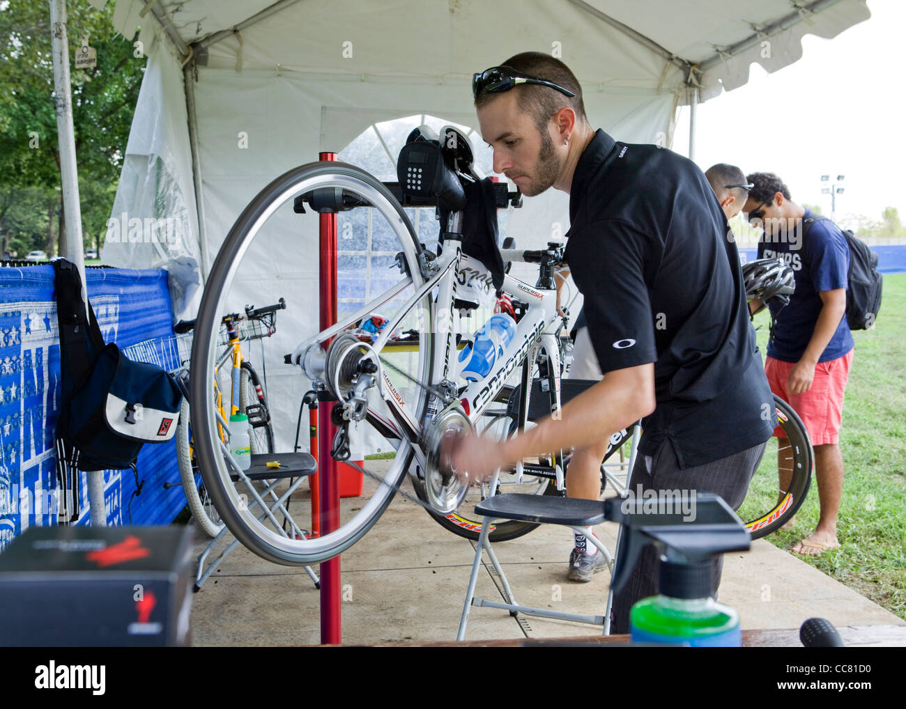 Ein Fahrrad-Techniker Ausrichtung eines Rades Stockfoto