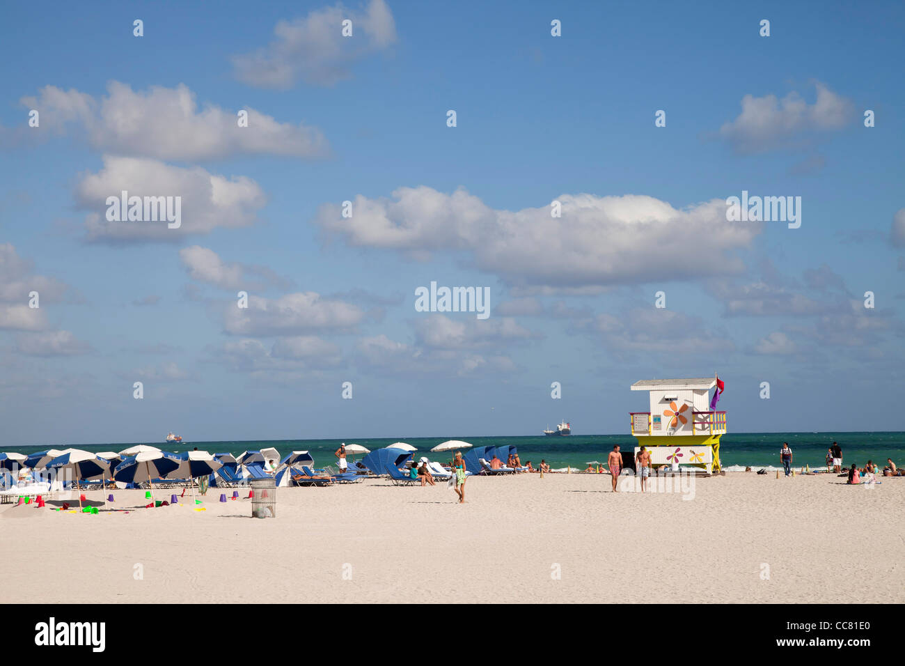 Rettungsschwimmer stehen am South Beach, Miami, Florida, USA Stockfoto