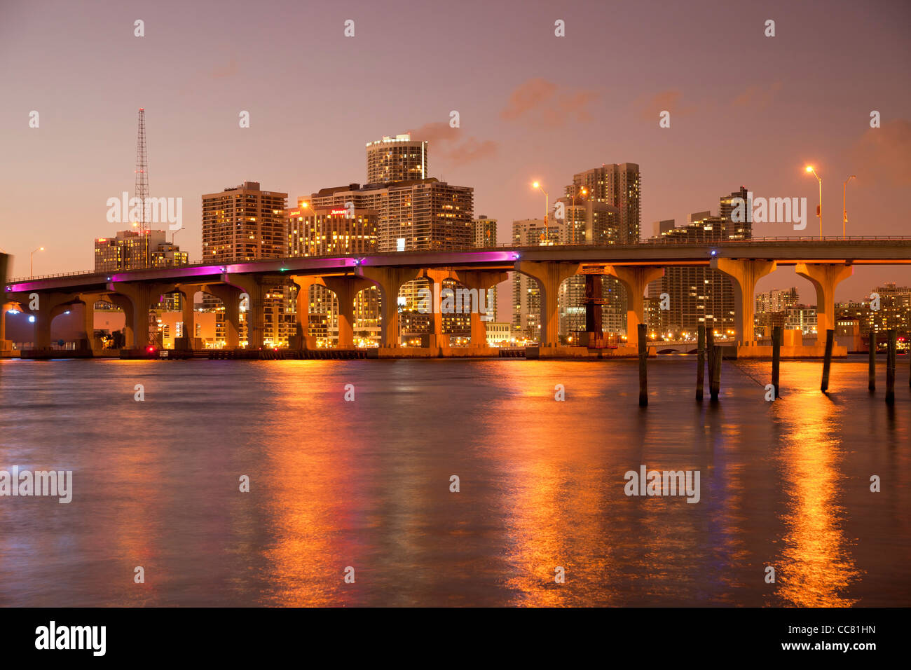 die beleuchtete Skyline von Downtown Miami, Florida, USA Stockfoto