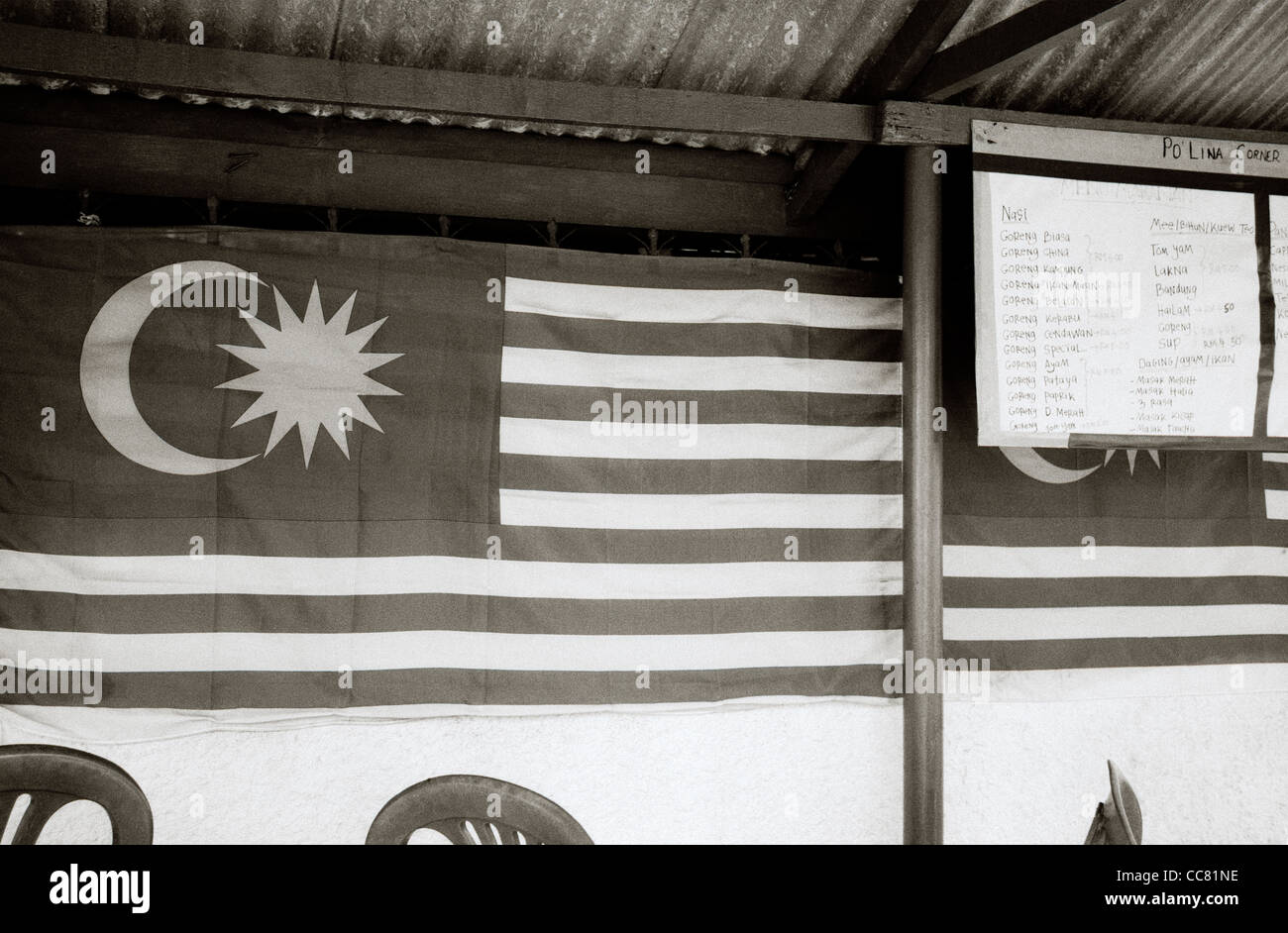Reisen Fotografie - Die malaysische Flagge in einem Café in Kampung Baru in Kuala Lumpur in Malaysia in Südostasien im Fernen Osten. Flaggen Dokumentarfilm Stockfoto