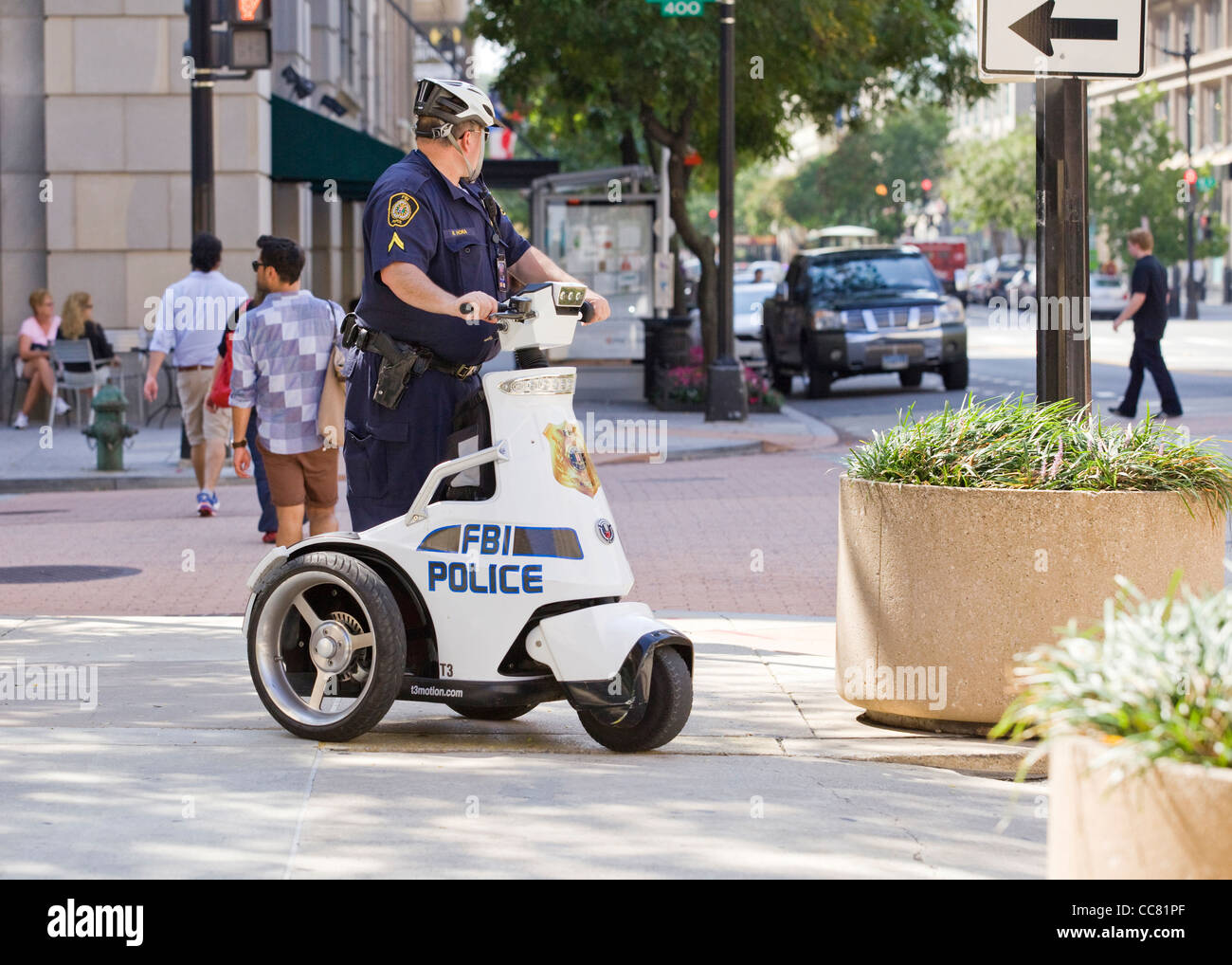 FBI-Polizist auf eine ESV (Standup Elektrofahrzeug) - Washington, DC USA Stockfoto