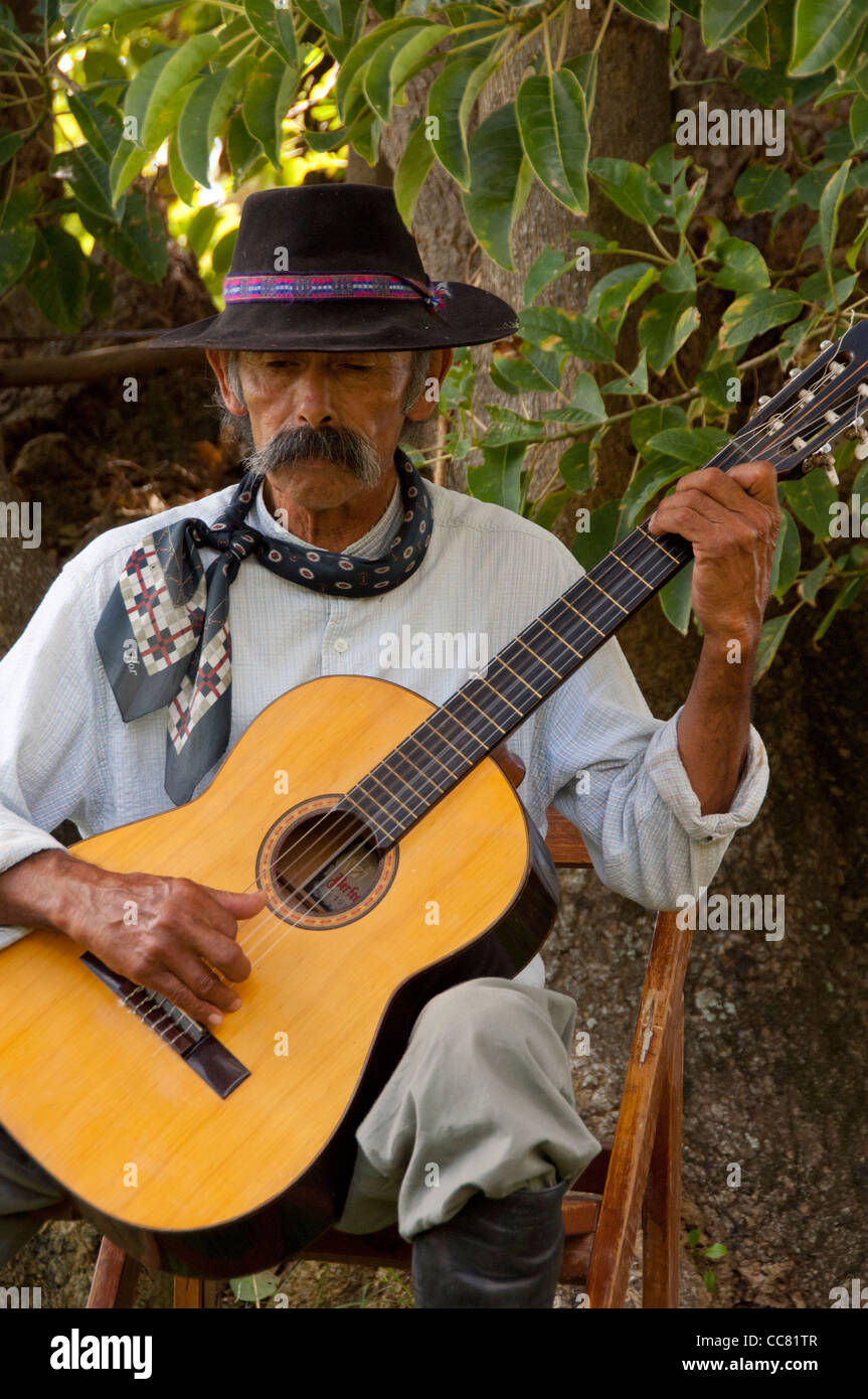 Argentinien, Buenos Aires, San Antonio de Areco. Estancia El ombu de Areco. gaucho Musik an der Ranch. Stockfoto