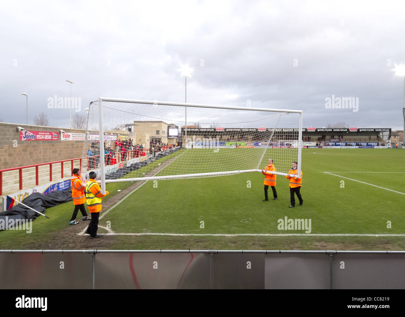 Verschieben von temporären Torpfosten in Morecambe Football Club Globe arena Stockfoto