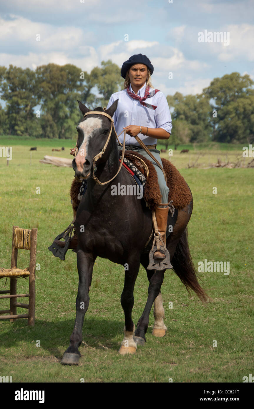 Argentinien, Buenos Aires, San Antonio de Areco. Estancia El ombu de Areco. Seltene weibliche Gaucho. Modell & Eigentum veröffentlicht. Stockfoto