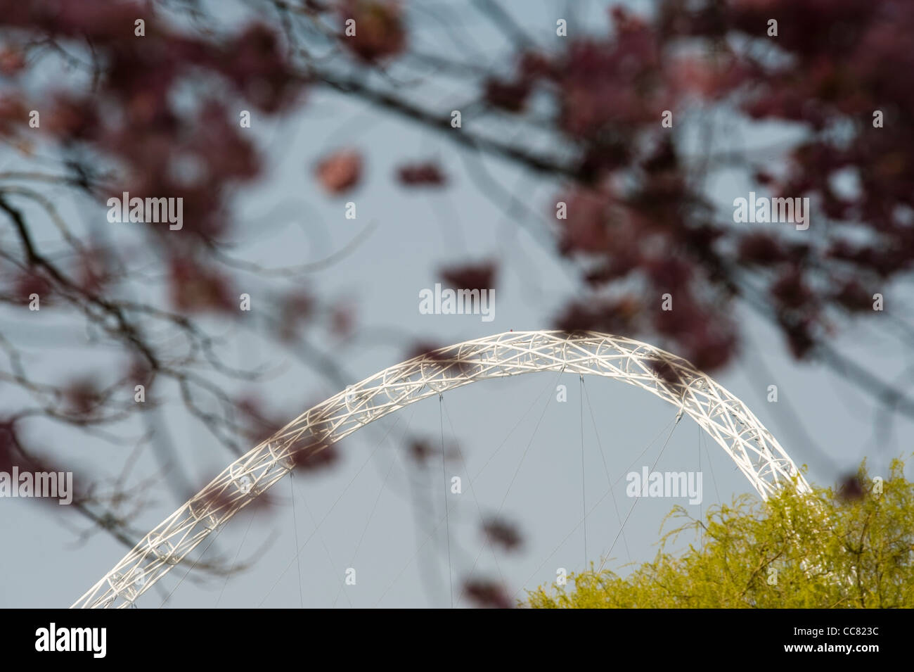 Bogen des Wembley-Stadion von Brent Flusspark sichtbar Stockfoto