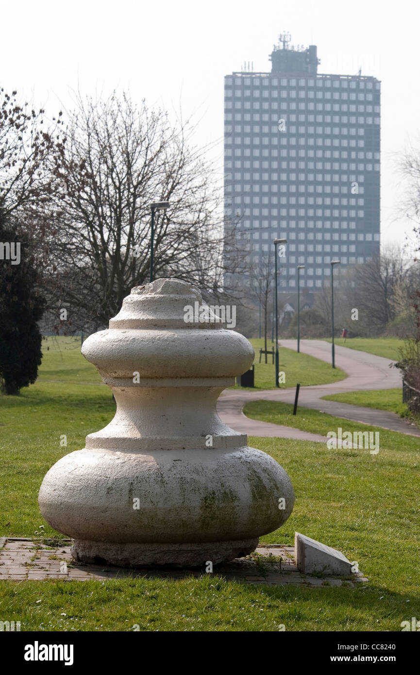 Die Fahnenstange base von der Kuppel des eines alten Stadions Twin Türme in Brent River Park. Stockfoto