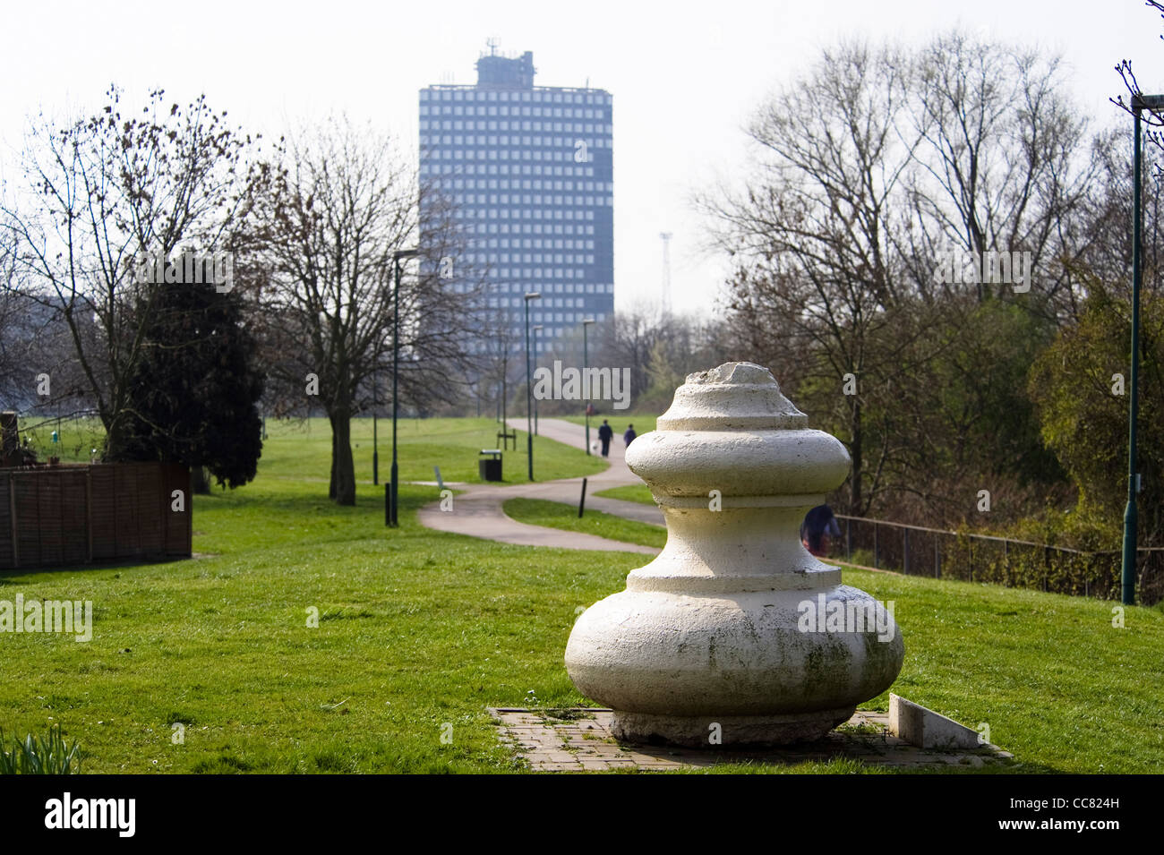 Die Fahnenstange base von der Kuppel des eines alten Stadions Twin Türme in Brent River Park. Stockfoto