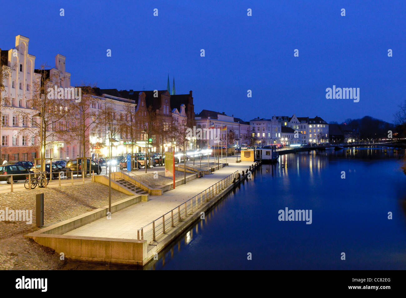 Beleuchtete Häuser an den Ufern der Trave bei Nacht, Hansestadt Lübeck, Schleswig-Holstein, Deutschland, Europa Stockfoto