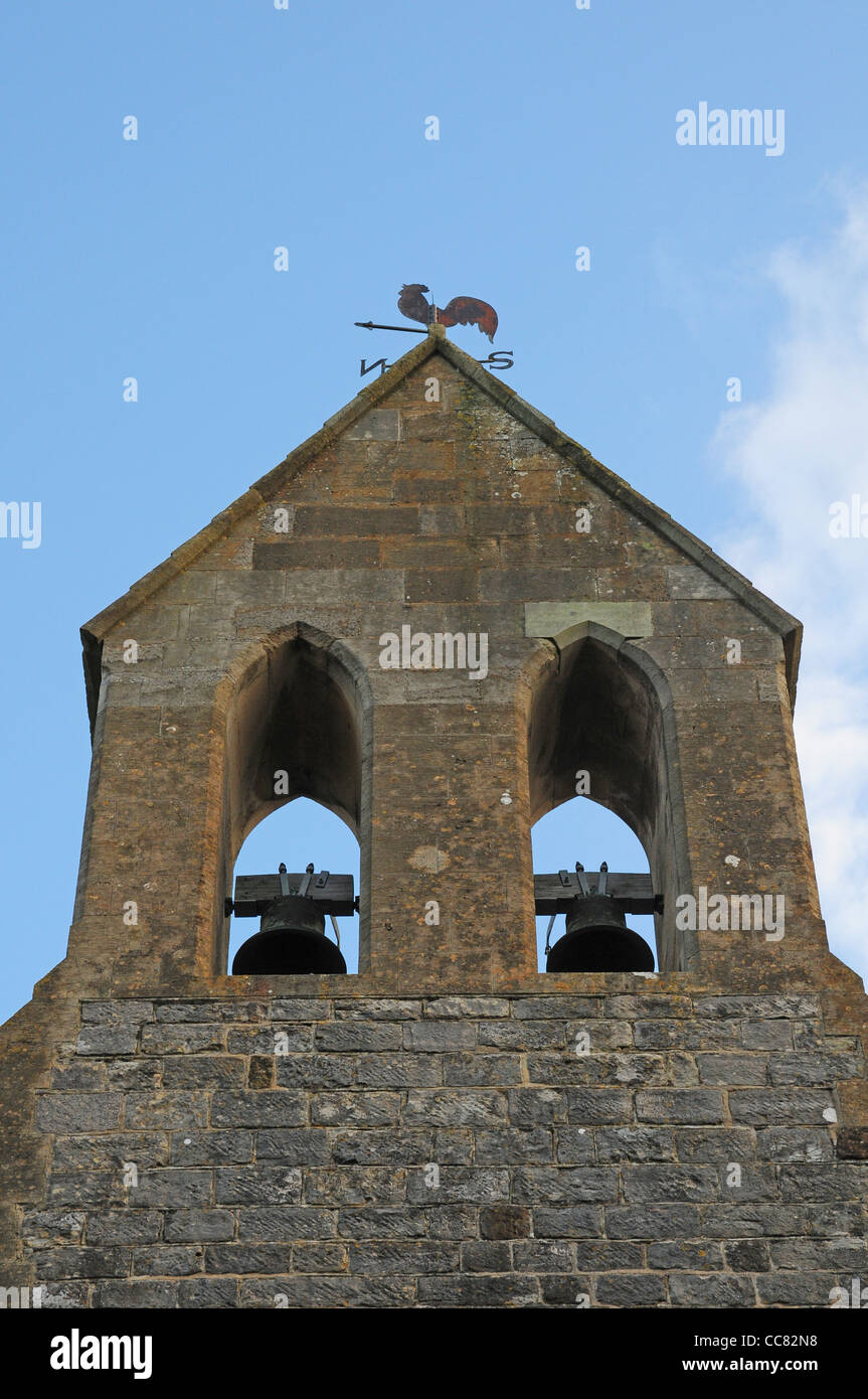 Glockenturm und Wetterfahne von St. Marien Kirche Chidham. Stockfoto