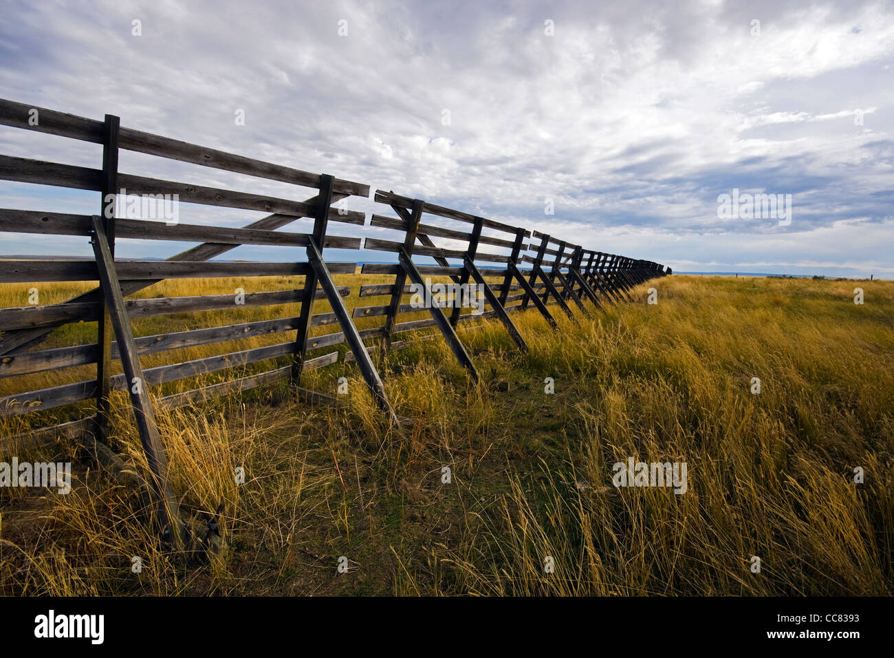 Schnee Holzzaun In Der Prarie Zu Schneeverwehungen Von Haufen Sich Auf Windigen Zustandlandstrassen In Wyoming Im Winter U S Stockfotografie Alamy