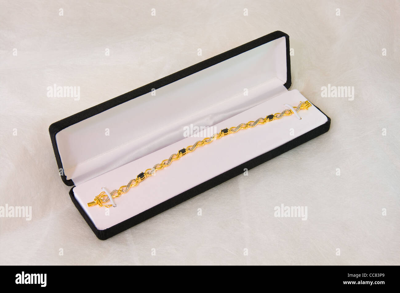 Gold und Silber Armband in Schmuck-Box, geschmückt mit Saphir und Diamanten auf weißem Hintergrund Stockfoto
