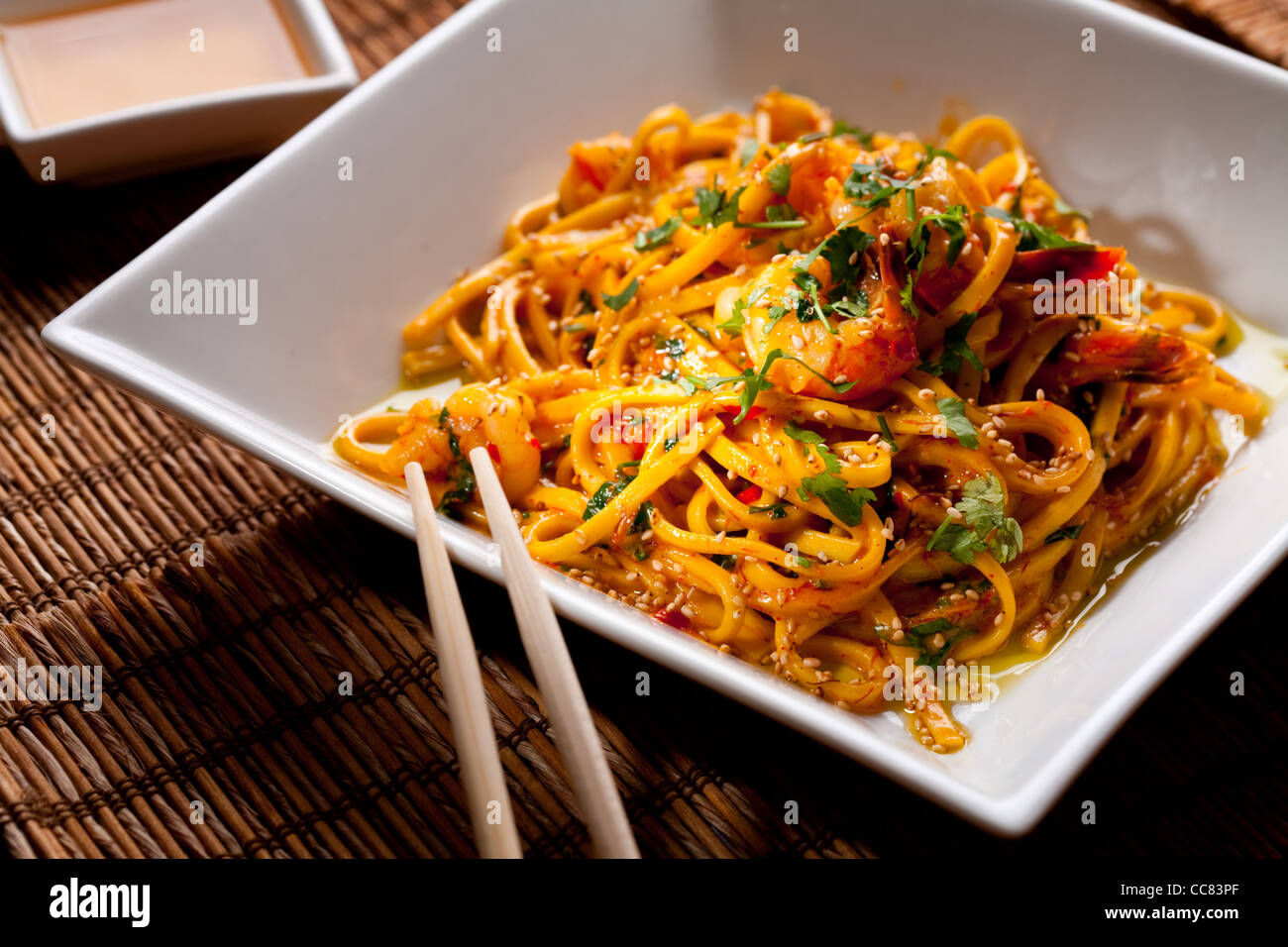 Chinesische Nudeln mit Garnelen auf einem Bambus-Tisch Stockfoto