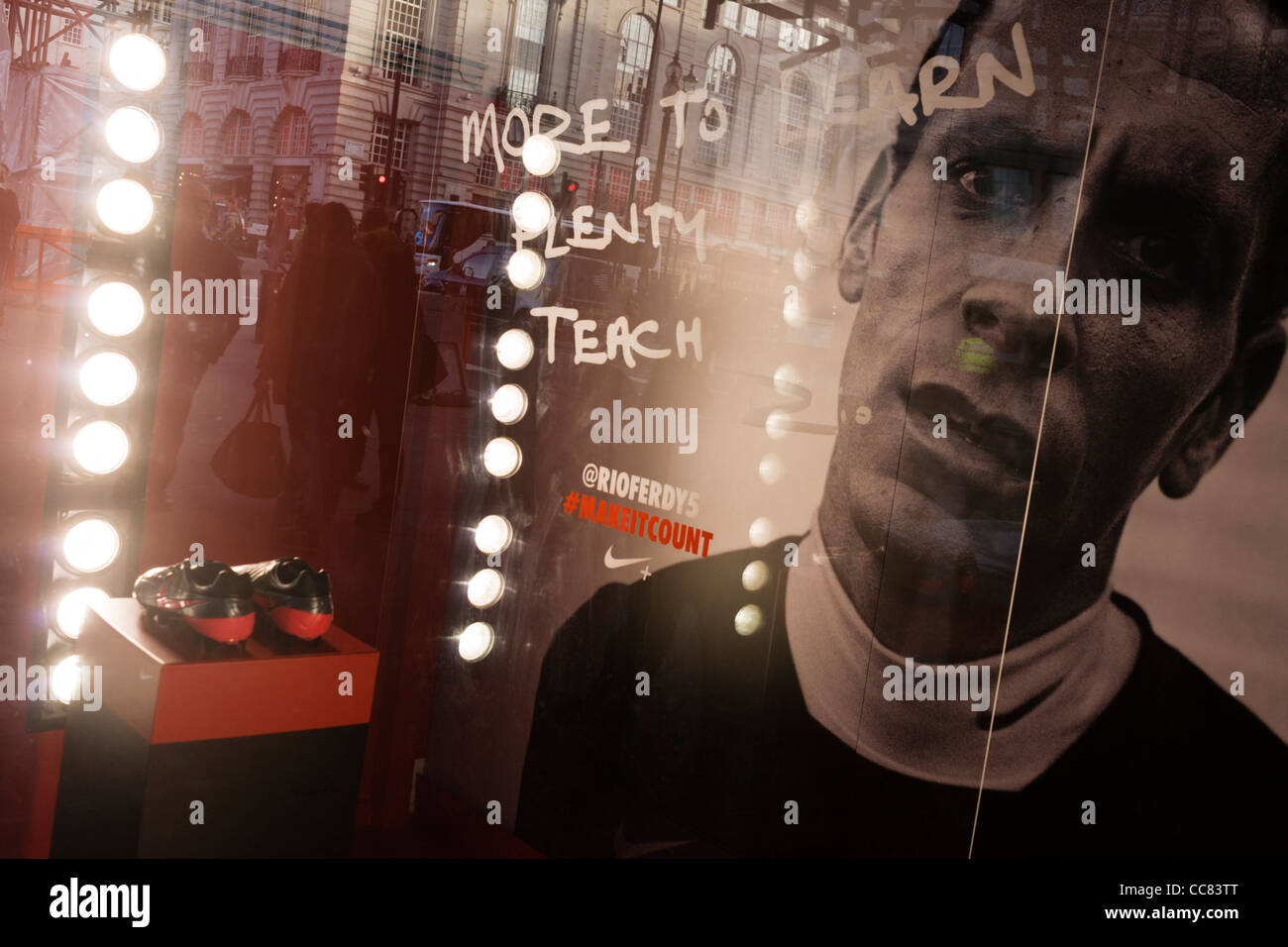 England Fußballer Rio Ferdinand Funktionen in einem Nike-Spot, deren Gesicht und Stiefel von hellen Lichtern in Lillywhites Fenster beleuchtet werden. Stockfoto